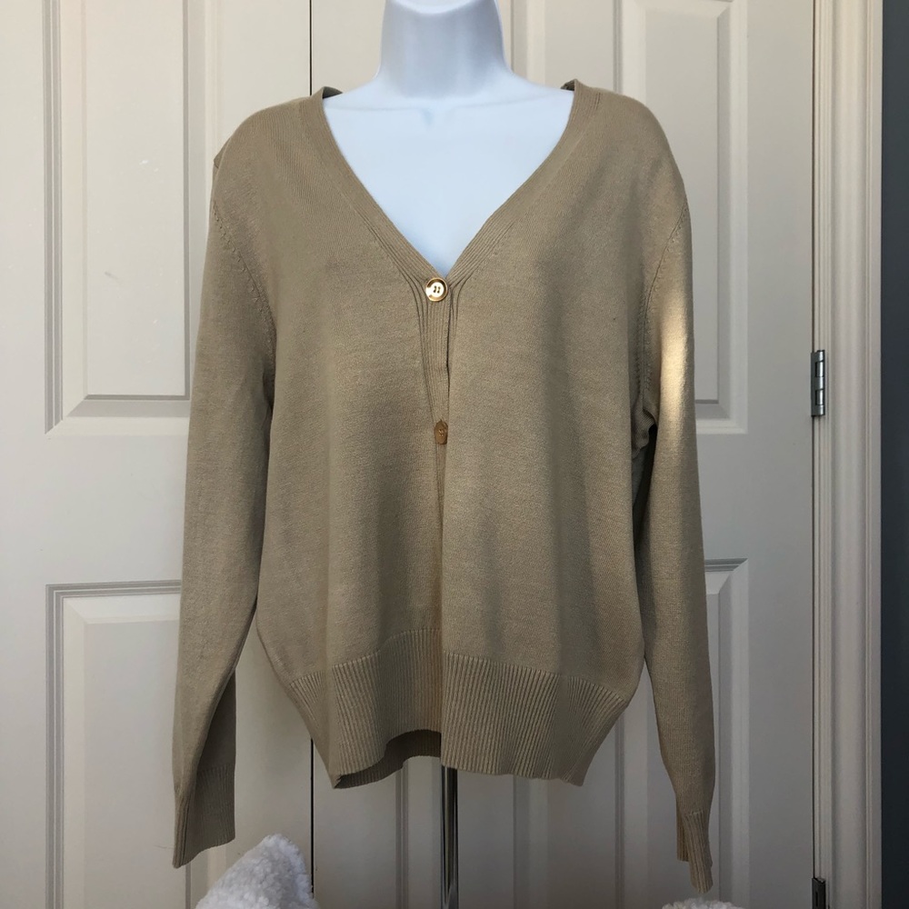 Gorgeous pebble colored cardigan.